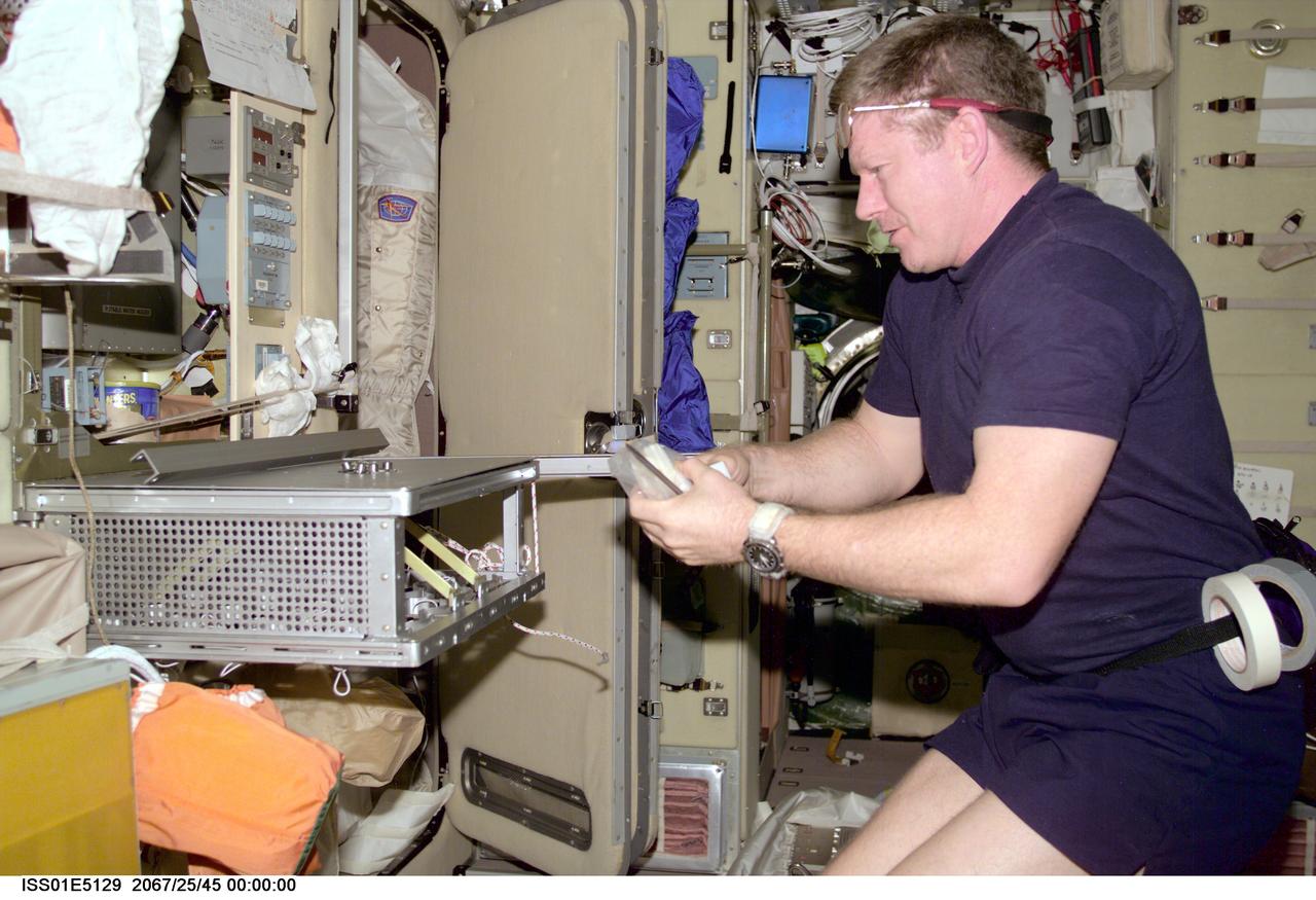ISS01-E-5129 (December 2000) --- Astronaut William M. (Bill) Shepherd,  Expedition One commander, works on the Ward Room table in the Zvezda Service Module aboard the International Space Station (ISS).