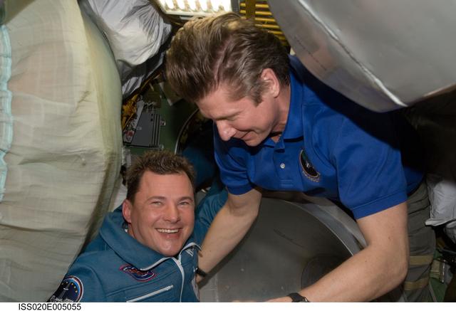 NASA image: Arrival of Expedition 20 crewmembers