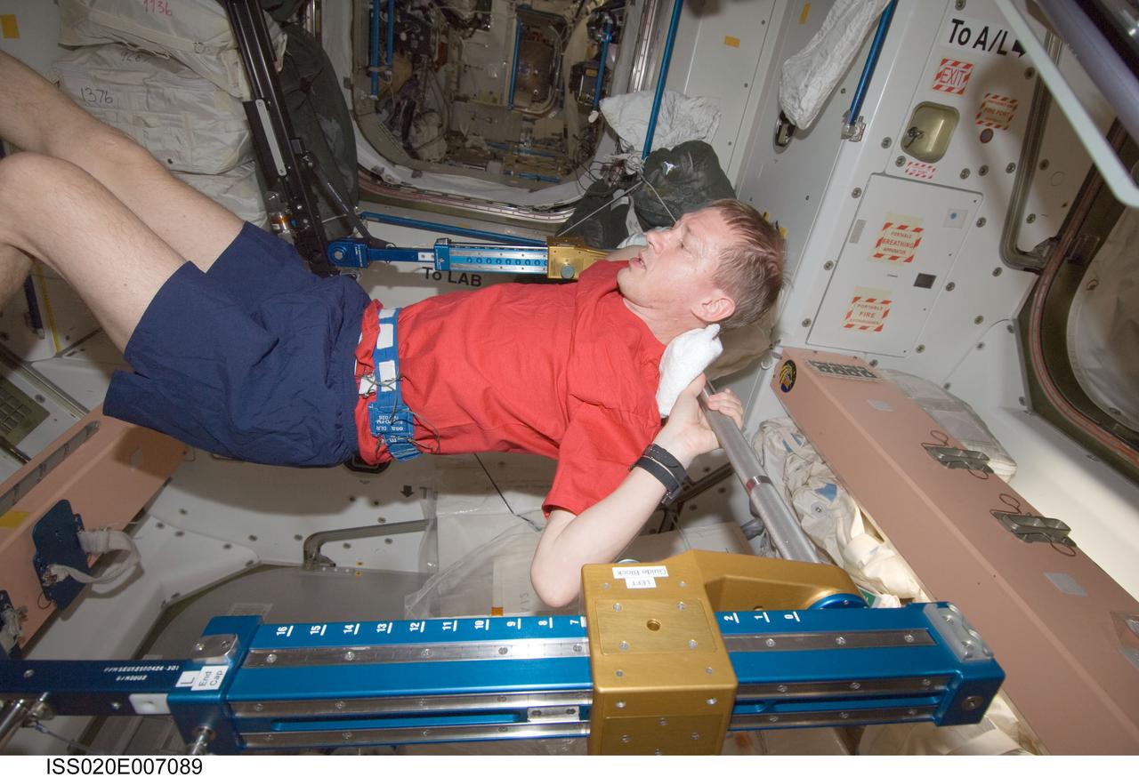 ISS020-E-007089 (5 June 2009) --- European Space Agency astronaut Frank De Winne, Expedition 20 flight engineer, exercises using the advanced Resistive Exercise Device (aRED) in the Unity node of the International Space Station.