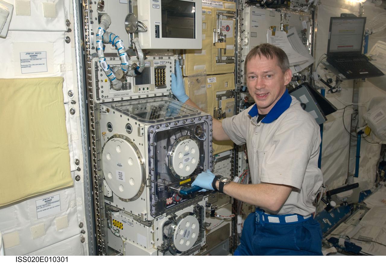 ISS020-E-010301 (15 June 2009) --- European Space Agency astronaut Frank De Winne, Expedition 20 flight engineer, works at the Clean Bench Facility in the Kibo laboratory of the International Space Station.