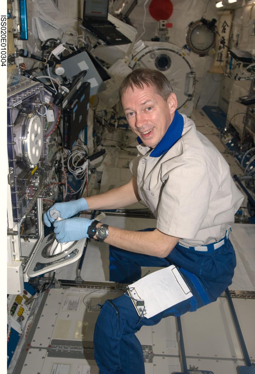 ISS020-E-010304 (15 June 2009) --- European Space Agency astronaut Frank De Winne, Expedition 20 flight engineer, works at the Clean Bench Facility in the Kibo laboratory of the International Space Station.