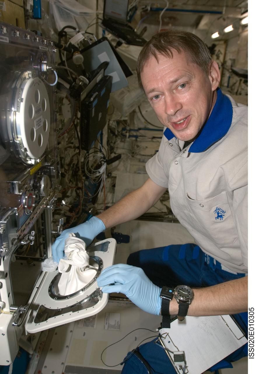 ISS020-E-010305 (15 June 2009) --- European Space Agency astronaut Frank De Winne, Expedition 20 flight engineer, works at the Clean Bench Facility in the Kibo laboratory of the International Space Station.