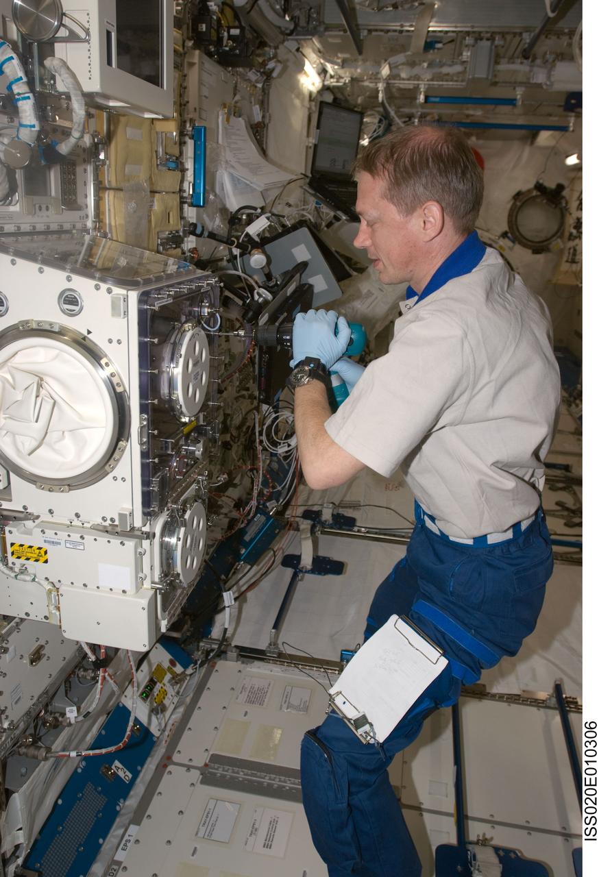 ISS020-E-010306 (15 June 2009) --- European Space Agency astronaut Frank De Winne, Expedition 20 flight engineer, works at the Clean Bench Facility in the Kibo laboratory of the International Space Station.