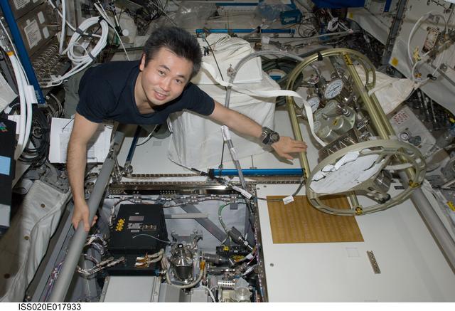 NASA image: FSS (Fluid Servicer System) from the Kibo module to the ESA COL