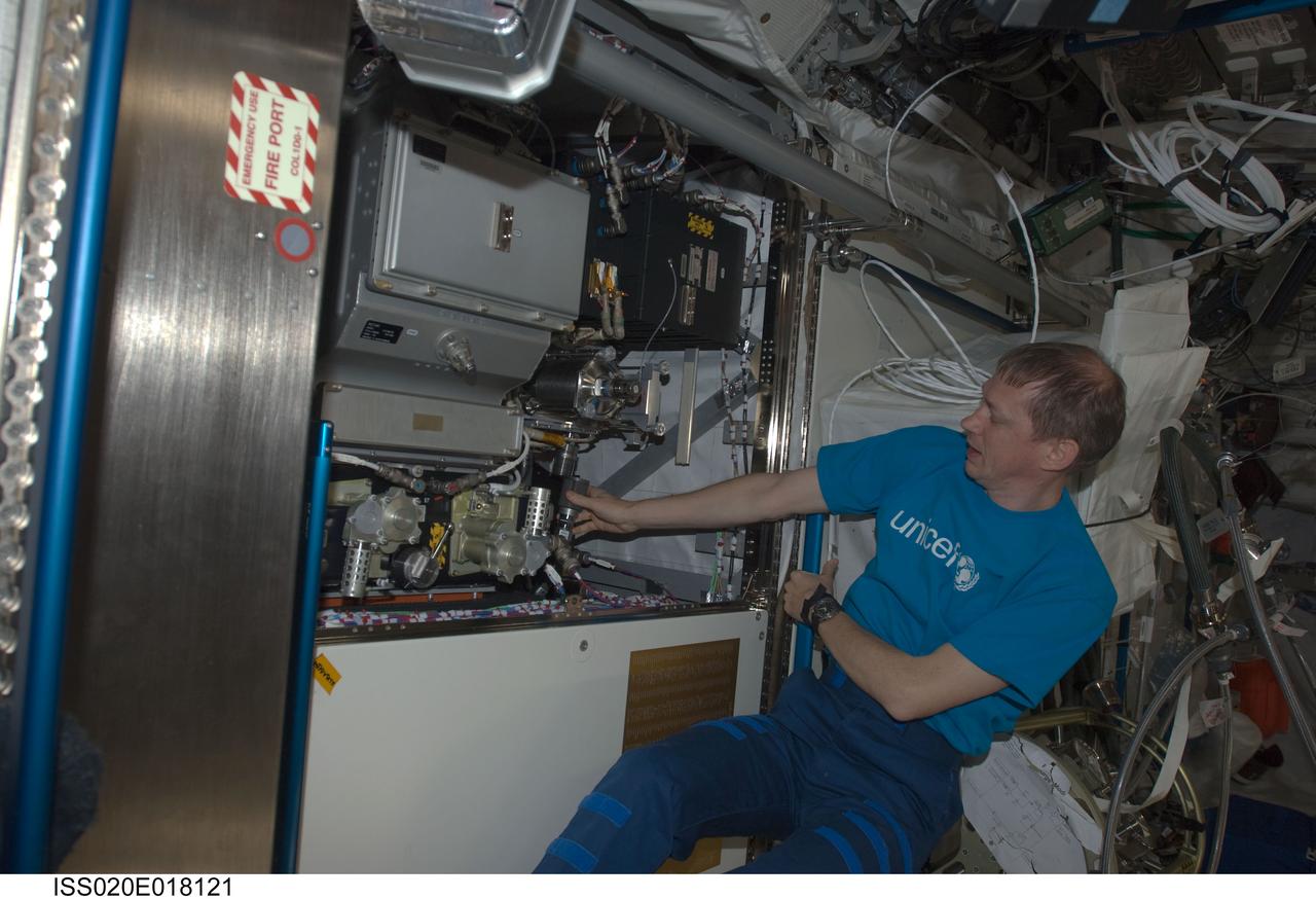ISS020-E-018121 (8 July 2009) --- European Space Agency astronaut Frank De Winne, Expedition 20 flight engineer, works with the Fluid Servicing System (FSS) in the Columbus laboratory of the International Space Station.