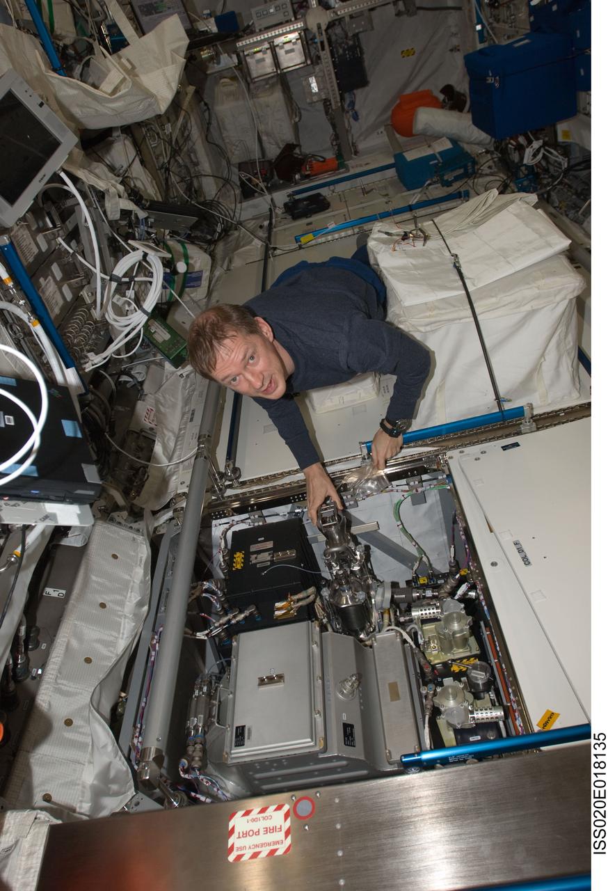 ISS020-E-018135 (9 July 2009) --- European Space Agency astronaut Frank De Winne, Expedition 20 flight engineer, works with the Fluid Servicing System (FSS) in the Columbus laboratory of the International Space Station.