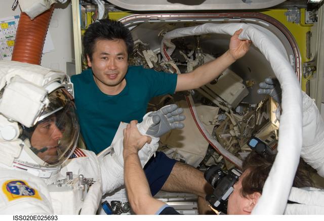 NASA image: Cassidy, Barratt and Wakata in Airlock