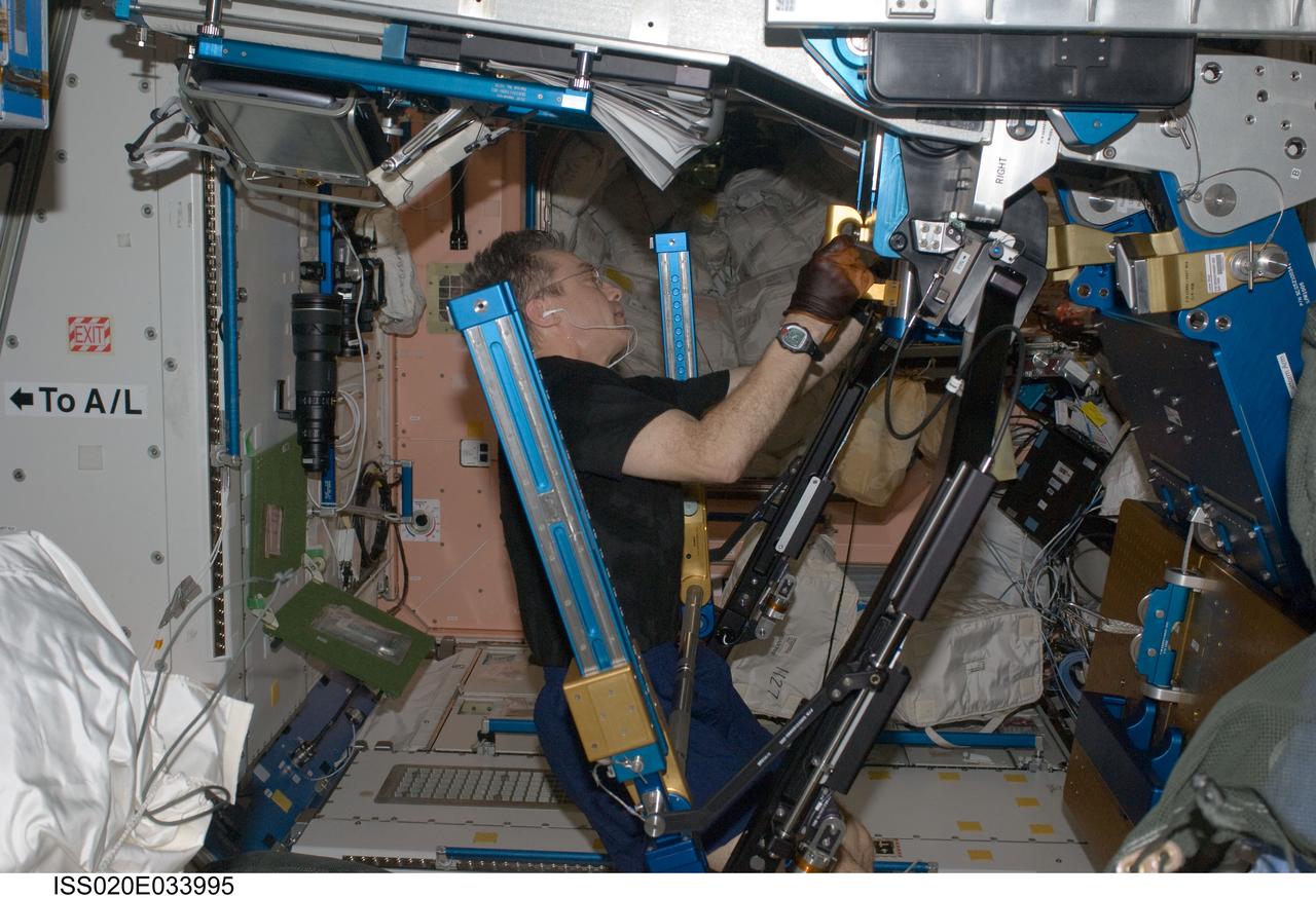 ISS020-E-033995 (24 Aug. 2009) --- Canadian Space Agency astronaut Robert Thirsk, Expedition 20 flight engineer, works with the advanced Resistive Exercise Device (aRED) in the Unity node of the International Space Station.