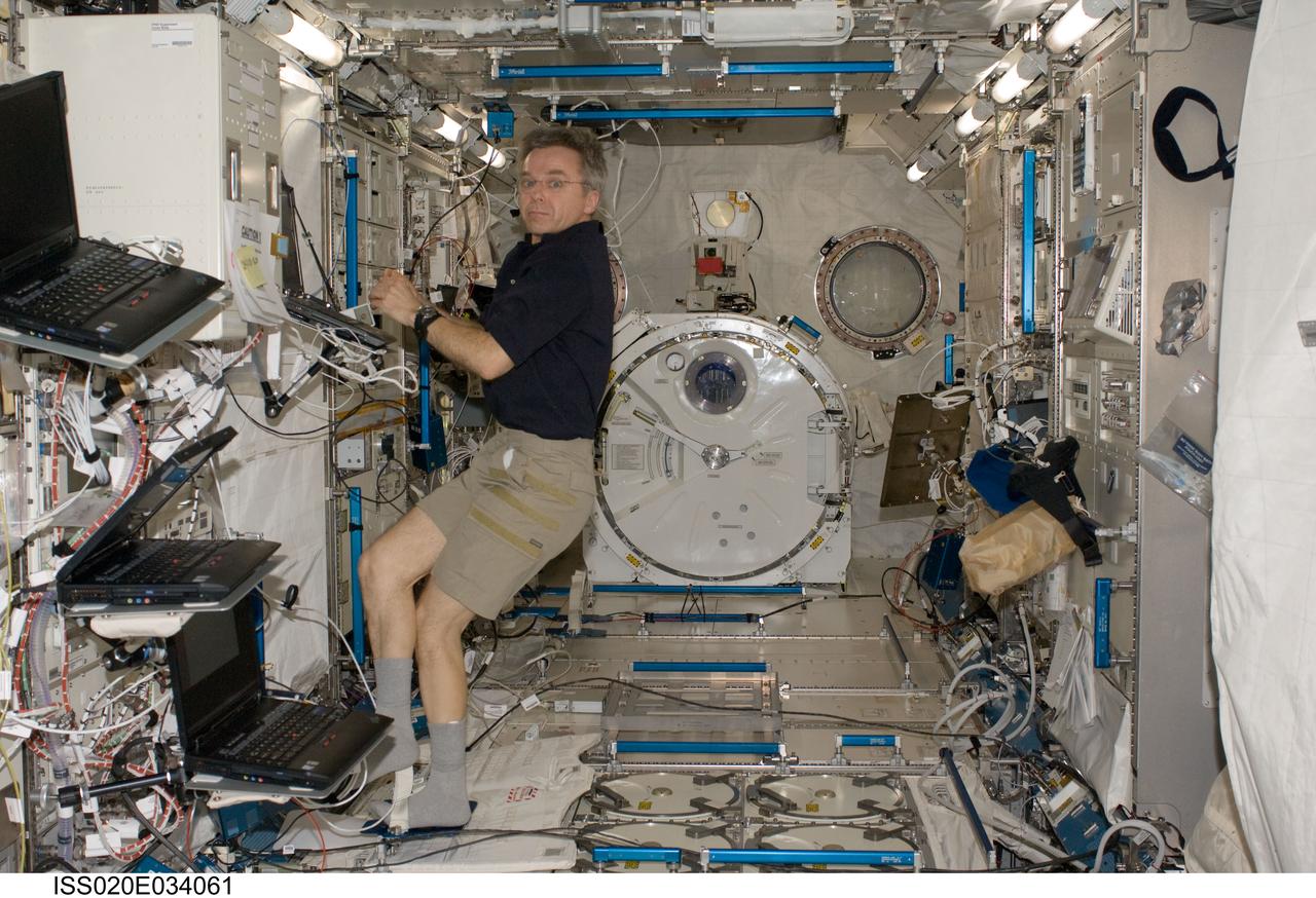 ISS020-E-034061 (25 Aug. 2009) --- Canadian Space Agency astronaut Robert Thirsk, Expedition 20 flight engineer, works in the Kibo laboratory of the International Space Station.