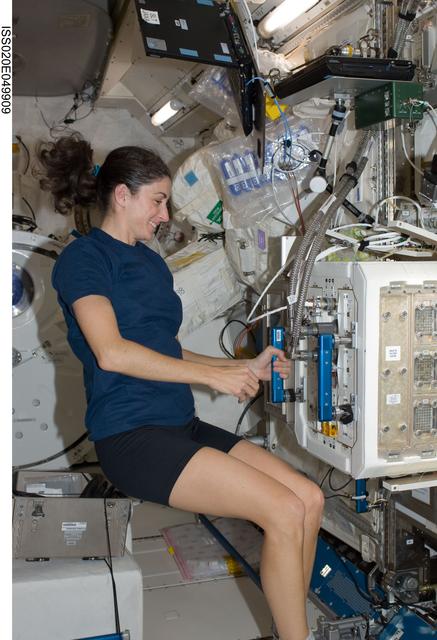 NASA image: Stott working with MDS in JPM