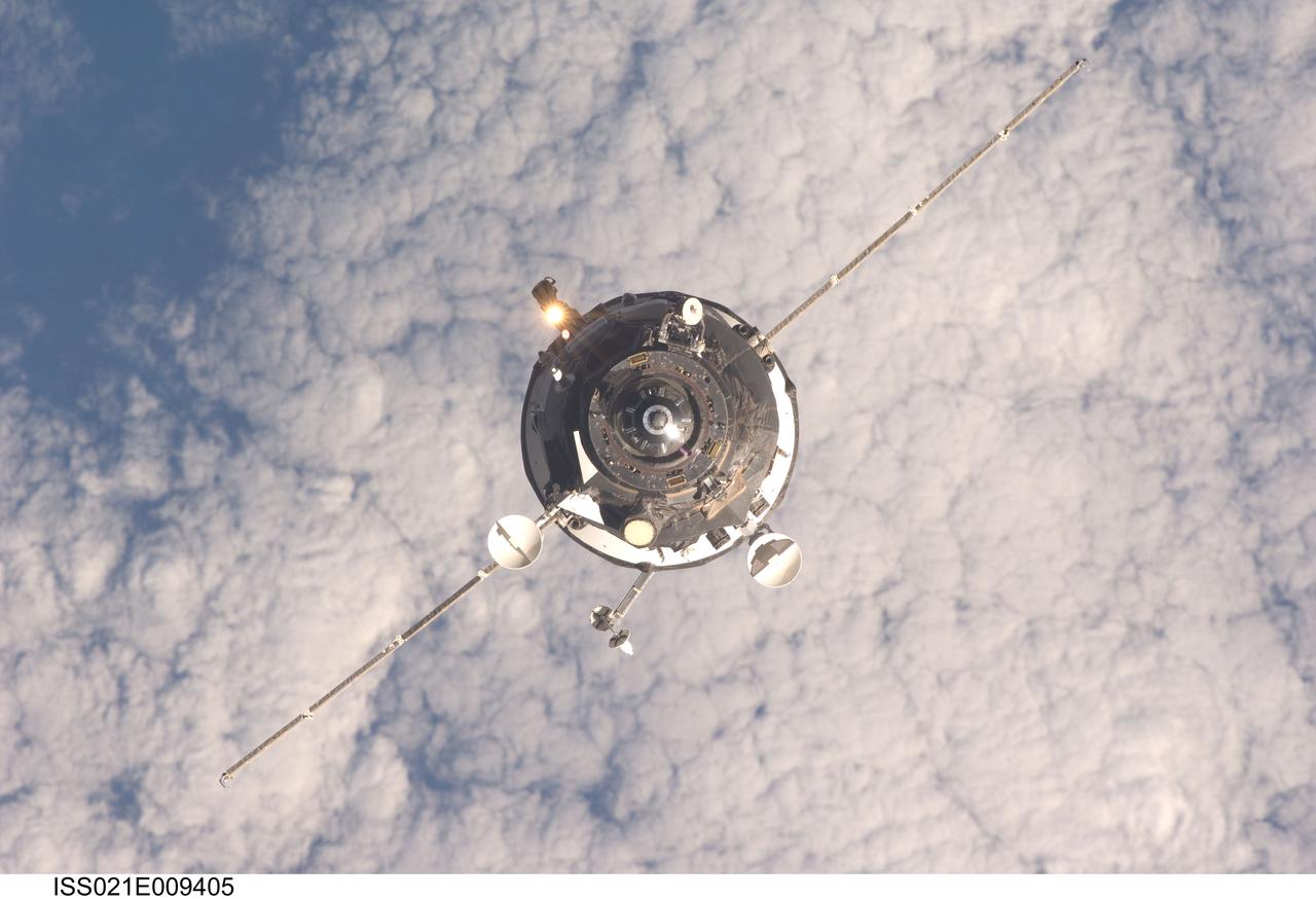 ISS021-E-009405 (17 Oct. 2009) --- An unpiloted ISS Progress resupply vehicle approaches the International Space Station, bringing 1,918 pounds of propellant, 110 pounds of oxygen and air, 926 pounds of water and 1,750 pounds of spare parts and supplies for the Expedition 21 crew members aboard the station. Progress 35 docked to the Pirs Docking Compartment at 8:40 p.m. (CDT), Oct. 17, 2009, after a three-day flight from the Baikonur Cosmodrome in Kazakhstan.