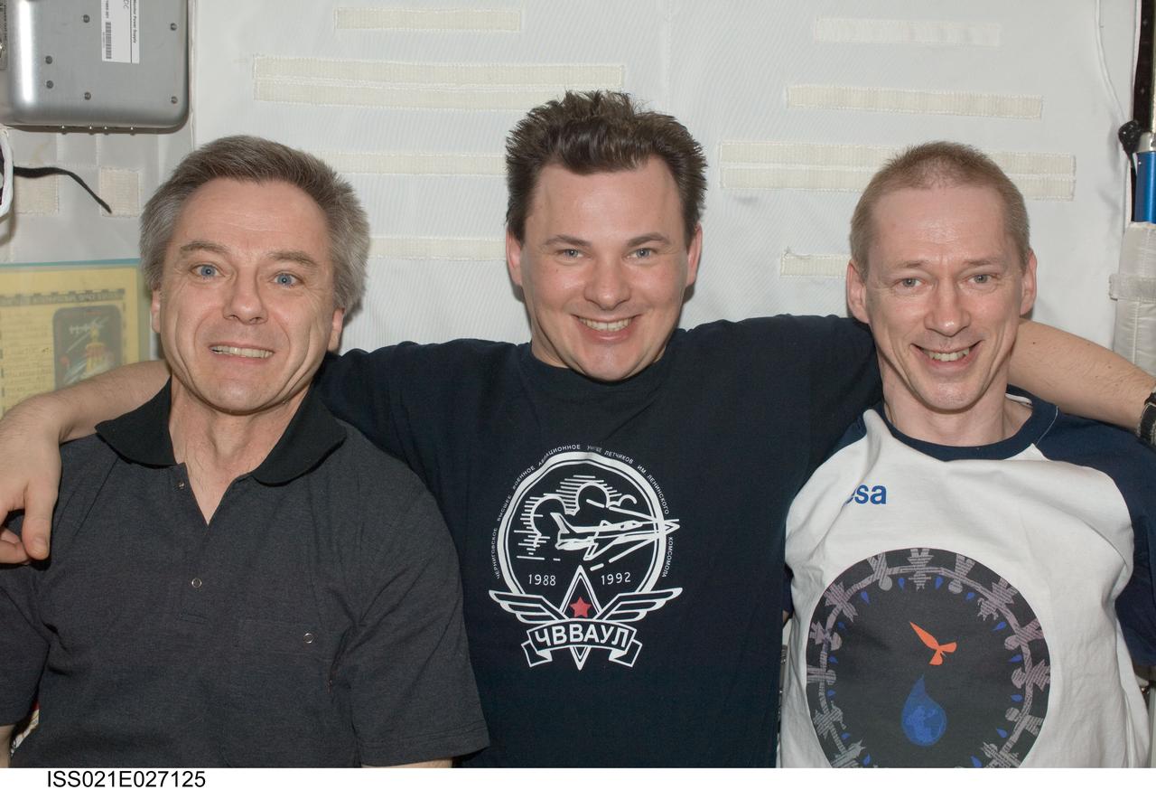 ISS021-E-027125 (15 Nov. 2009) --- European Space Agency astronaut Frank De Winne (right), Expedition 21 commander; along with Russian cosmonaut Roman Romanenko (center) and Canadian Space Agency astronaut Robert Thirsk, both flight engineers, pose for a photo on the International Space Station.