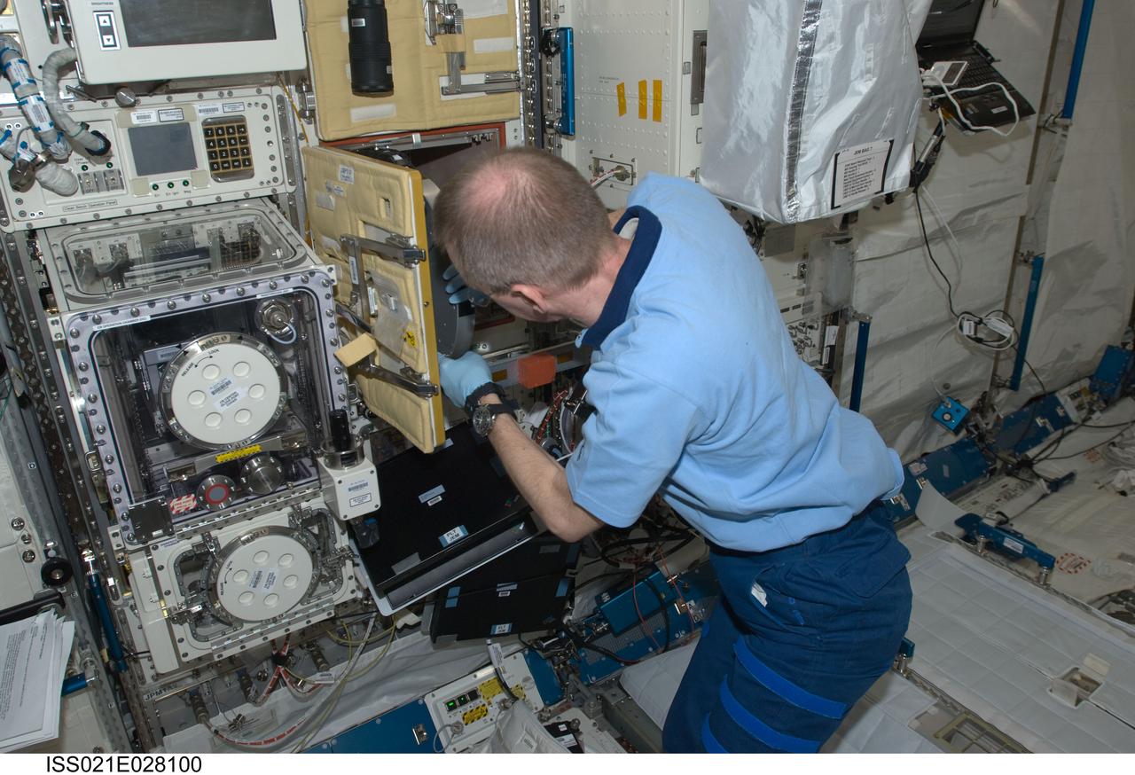 ISS021-E-028100 (17 Nov. 2009) --- European Space Agency astronaut Frank De Winne, Expedition 21 commander, works with the RadSilk experiment in the Kibo laboratory of the International Space Station. RadSilk examines the effects of radiation exposure in microgravity on silkworms.