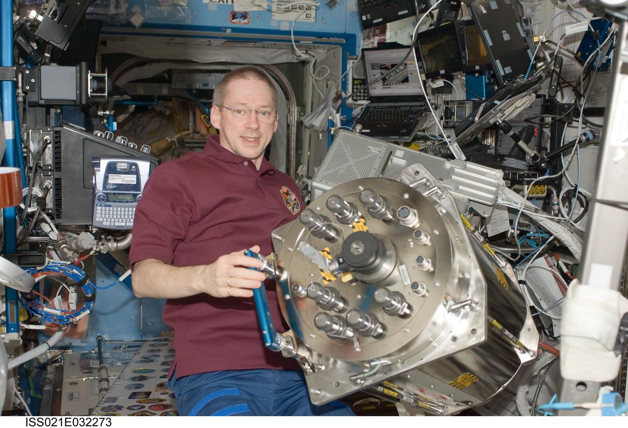 ISS021-E-032273 (23 Nov. 2009) --- European Space Agency astronaut Frank De Winne, Expedition 21 commander, holds the failed Urine Processor Assembly / Distillation Assembly (UPA DA) in the Destiny laboratory of the International Space Station while space shuttle Atlantis remains docked with the station. De Winne and NASA astronaut Leland Melvin (out of frame), STS-129 mission specialist, removed and packed the UPA DA, then transferred it from the Water Recovery System 2 (WRS-2) rack to Atlantis for stowage on the middeck.