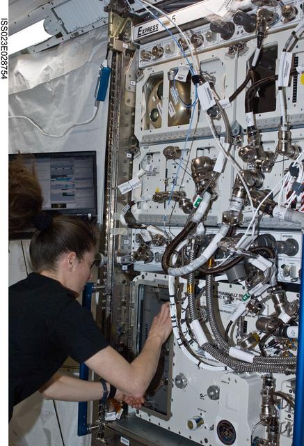 NASA image: Dyson conducts SpaceDRUMS OPS