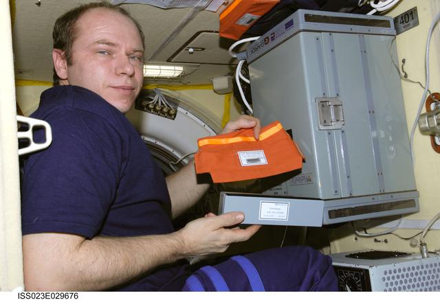 NASA image: Kotov with BTKh-41/Bacteriophage experiment hardware in MRM2