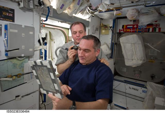 NASA image: Creamer gives Skvortsov a Haircut in Node 2