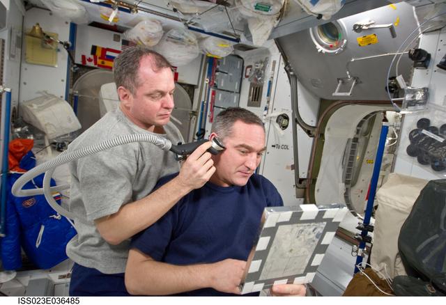 NASA image: Creamer gives Skvortsov a Haircut in Node 2