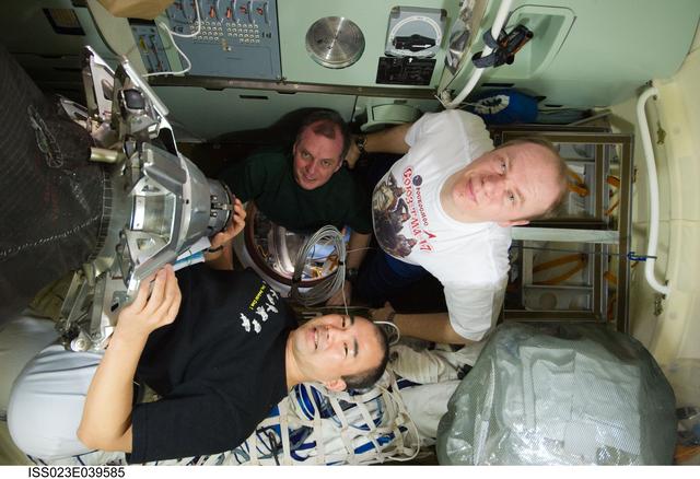 NASA image: Creamer, Noguchi and Kotov in Soyuz TMA-17/21S