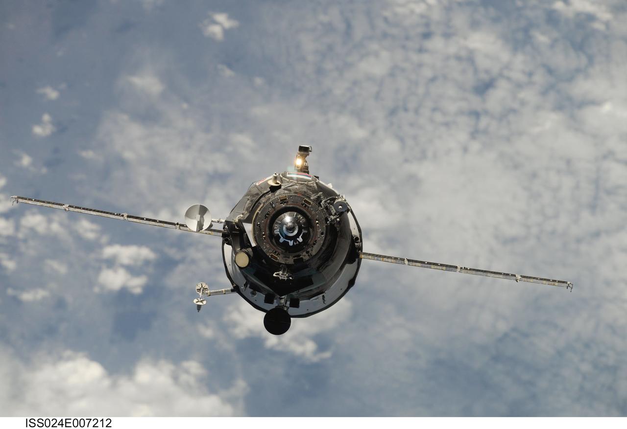 ISS024-E-007212 (4 July 2010) --- An unpiloted ISS Progress resupply vehicle approaches the International Space Station, bringing almost two tons of food, fuel, oxygen, propellant and supplies for the Expedition 24 crew members aboard the station. After an aborted docking on July 2, Progress 38 successfully docked to the aft end of the Zvezda Service Module at 12:17 p.m. (EDT) on July 4, 2010. The docking was executed flawlessly by Progress? Kurs automated rendezvous system.