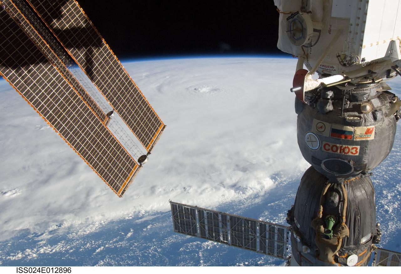 ISS024-E-012896 (30 Aug. 2010) --- Hurricane Earl is featured in this Aug. 30 image photographed by an Expedition 24 crew member on the International Space Station.