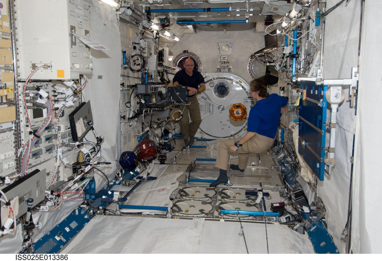 ISS025-E-013386 (9 Nov. 2010) --- NASA astronauts Scott Kelly and Shannon Walker, both Expedition 25 flight engineers, are pictured in the Kibo laboratory of the International Space Station.