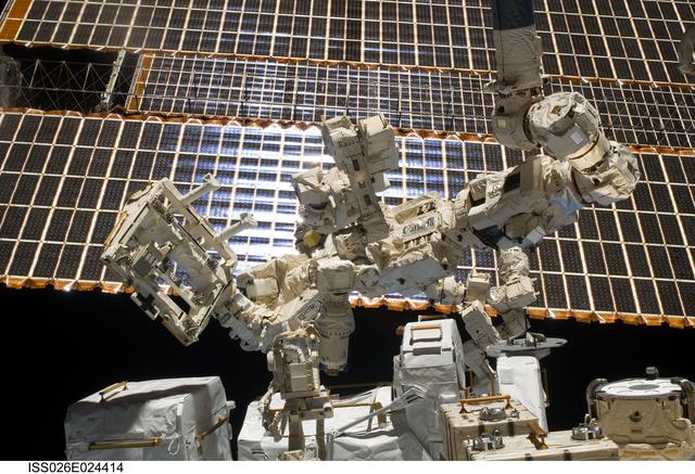 NASA image: DEXTRE SPDM moves NASA Payloads