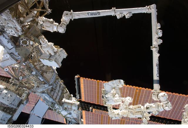 NASA image: DEXTRE SPDM moves NASA Payloads