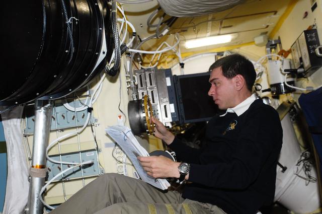 FE Volkov works with the KPT-21 PK-3+ Plasma Crystal-3+ Telescience Payload