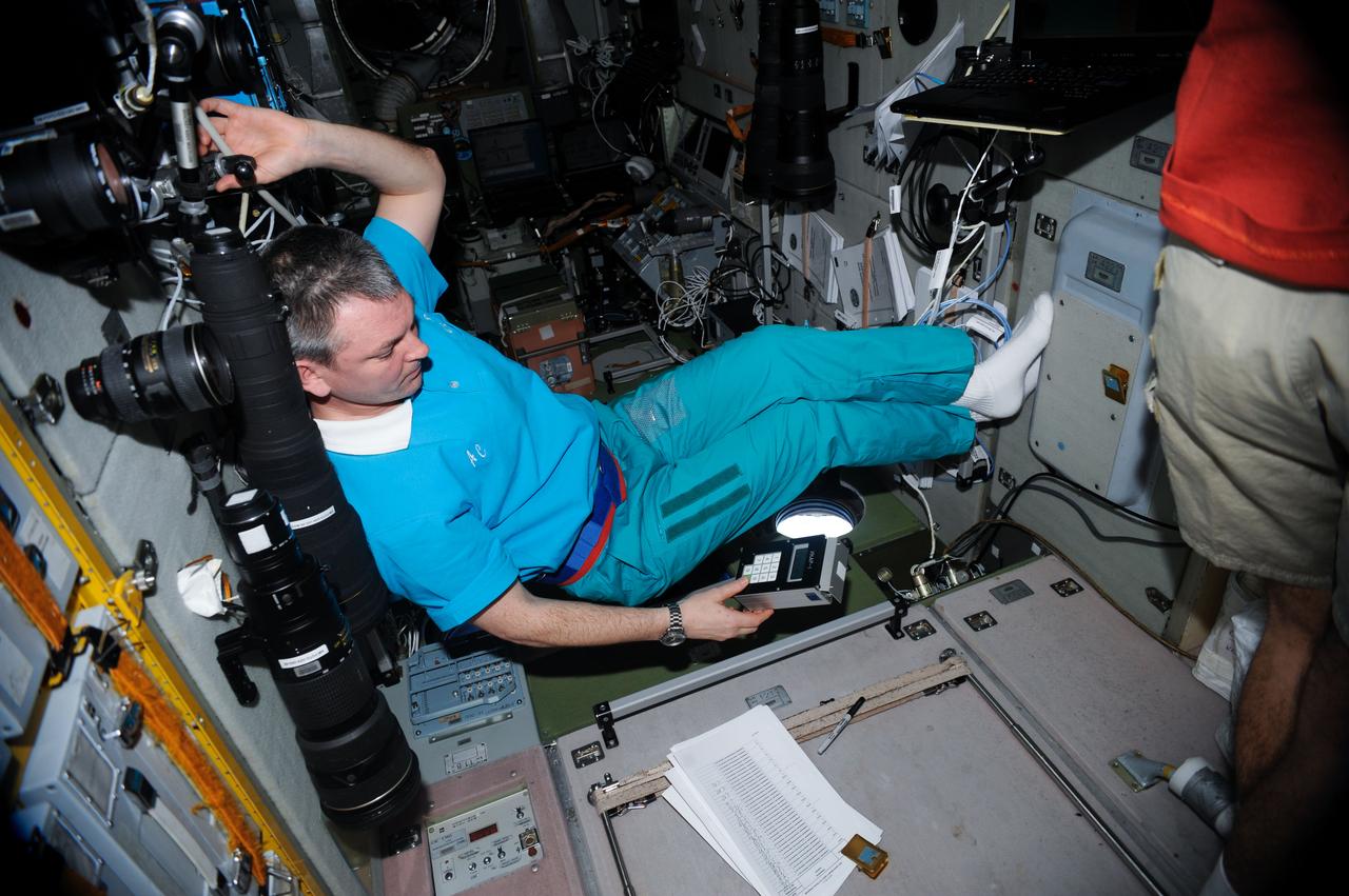 ISS028-E-041297 (7 Sept. 2011) --- Russian cosmonaut Alexander Samokutyaev, Expedition 28 flight engineer, uses the Russian Tekh-38 VETEROK ("Breeze") science hardware to take aero-ionic concentration measurements in the Zvezda Service Module of the International Space Station.