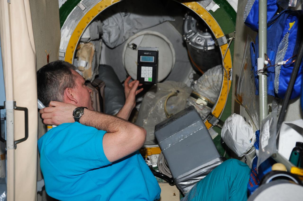 ISS028-E-041310 (7 Sept. 2011) --- Russian cosmonaut Alexander Samokutyaev, Expedition 28 flight engineer, uses the Russian Tekh-38 VETEROK ("Breeze") science hardware to take aero-ionic concentration measurements in the Zvezda Service Module of the International Space Station.