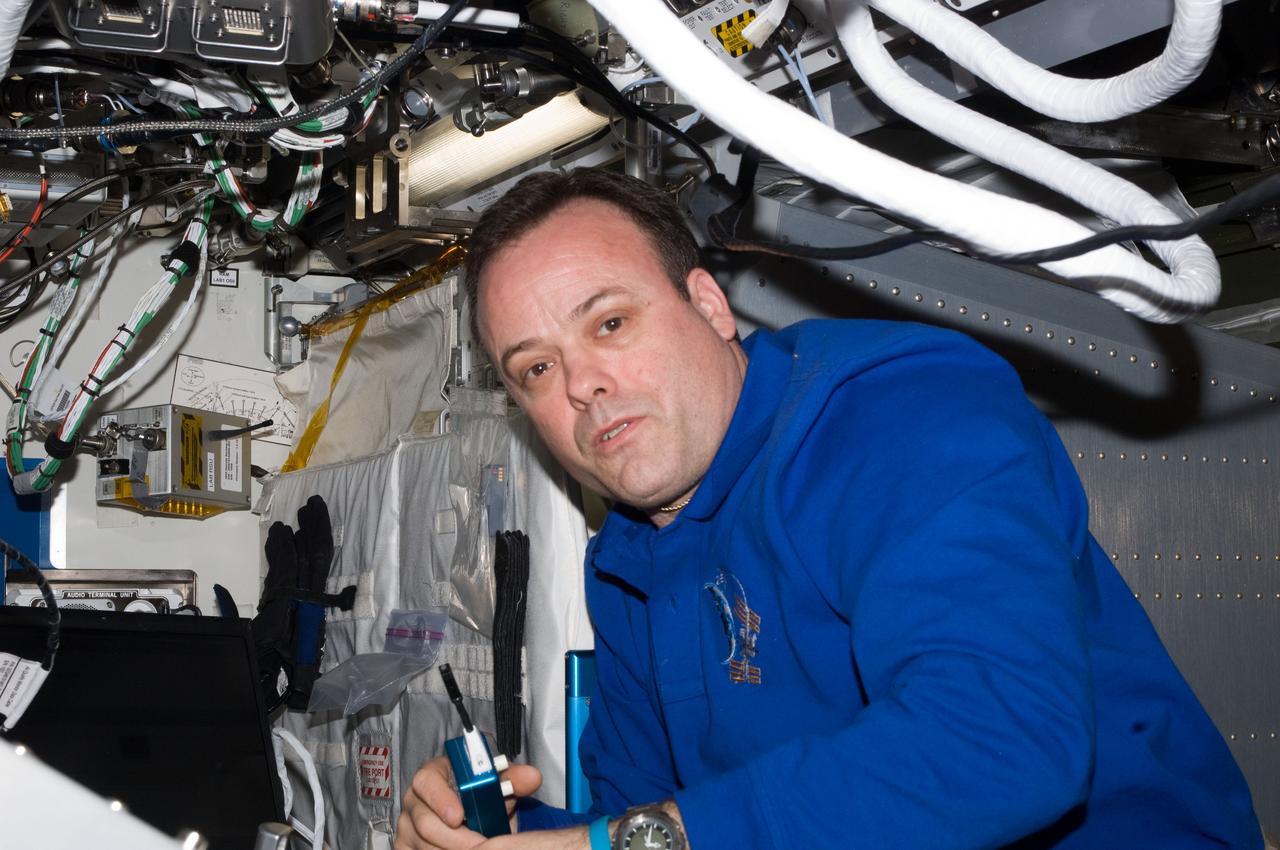 ISS028-E-047462 (12 Sept. 2011) --- NASA astronaut Ron Garan, Expedition 28 flight engineer, works behind the Microgravity Science Glovebox (MSG) rack located in the Destiny laboratory of the International Space Station.