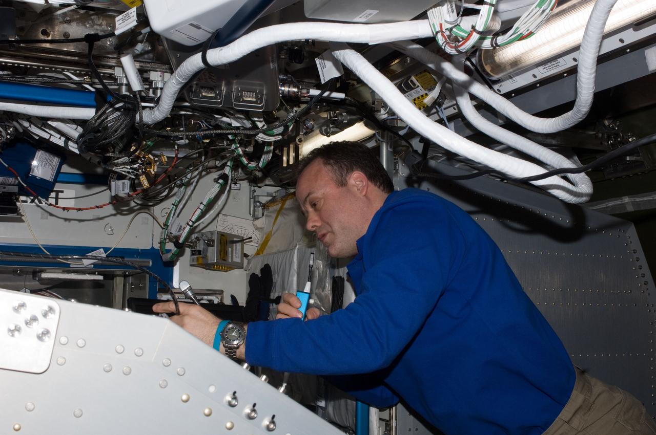 ISS028-E-047464 (12 Sept. 2011) --- NASA astronaut Ron Garan, Expedition 28 flight engineer, works behind the Microgravity Science Glovebox (MSG) rack located in the Destiny laboratory of the International Space Station.