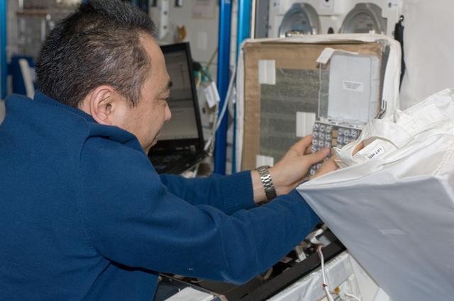 NASA image: CGBA-5/CSI-5 (Commercial Generic Bioprocessing Apparatus 5 / Science Insert-05) experiment