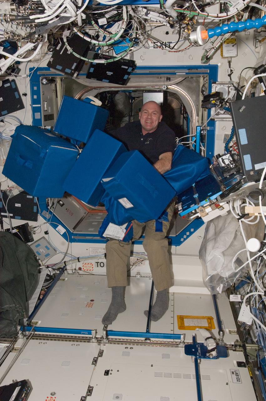 Kuipers moves storage containers in the U.S. Laboratory