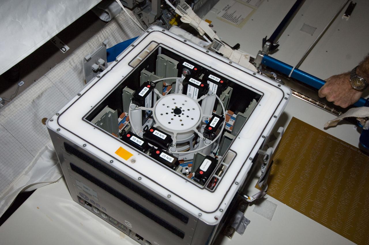 iss030e033236 (12/24/2012) --- Top-open view of European Space Agency (ESA) Role of Apoptosis in Lymphocyte Depression 2 (ROALD-2) experiment in the KUBIK-3 thermostatic container, in the Columbus Module aboard the International Space Station (ISS). Role of the Endocannabinoid System in human Lymphocytes Exposed to Microgravity (ROALD2) investigates the function of endocannabinoids, substances produced within the body to activate cell membrane receptors, in the regulation of the immune processes and cell cycle under microgravity conditions.