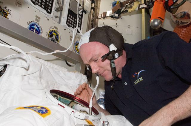 NASA image: Kuipers performs routine in-flight maintenance on EMU in the A/L