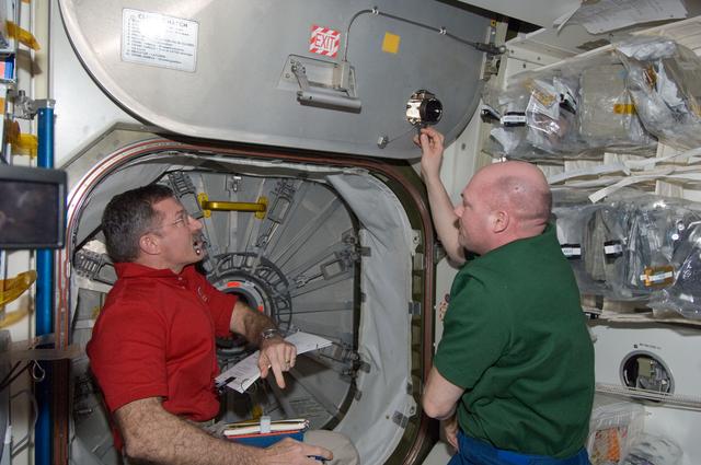 NASA image: Burbank and Kuipers close hatch
