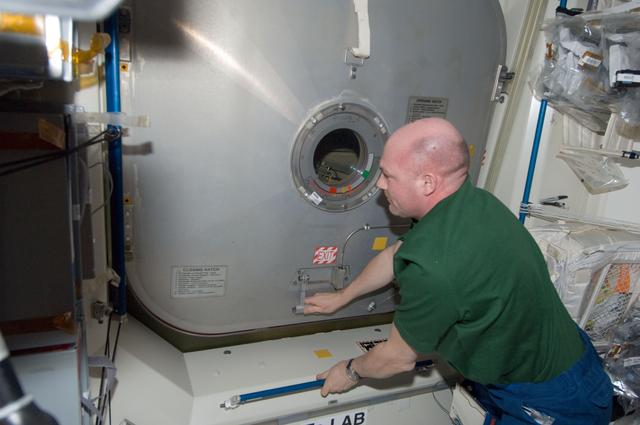 NASA image: Kuipers closes hatch