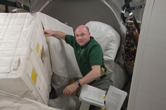 NASA image: Kuipers unpacks CTBs in the ATV-3