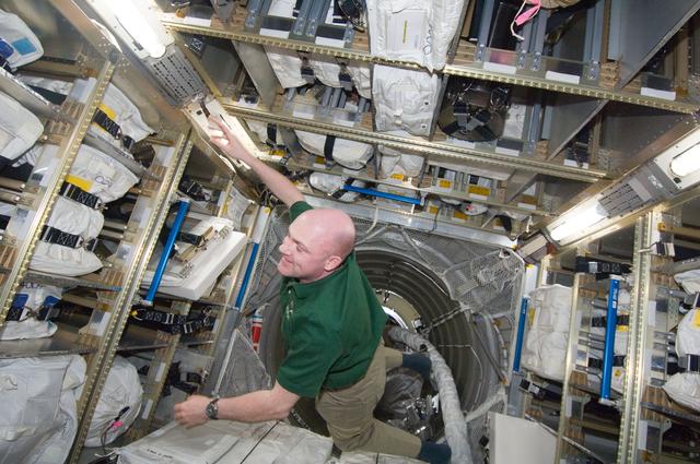 NASA image: Kuipers works in the ATV-3