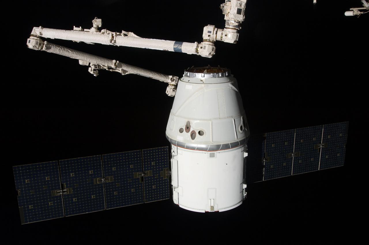 ISS031-E-079316 (31 May 2012) --- The SpaceX Dragon cargo craft is pictured just prior to being released by the International Space Station's Canadarm2 robotic arm on May 31 to allow it to head toward a splashdown in the Pacific Ocean.