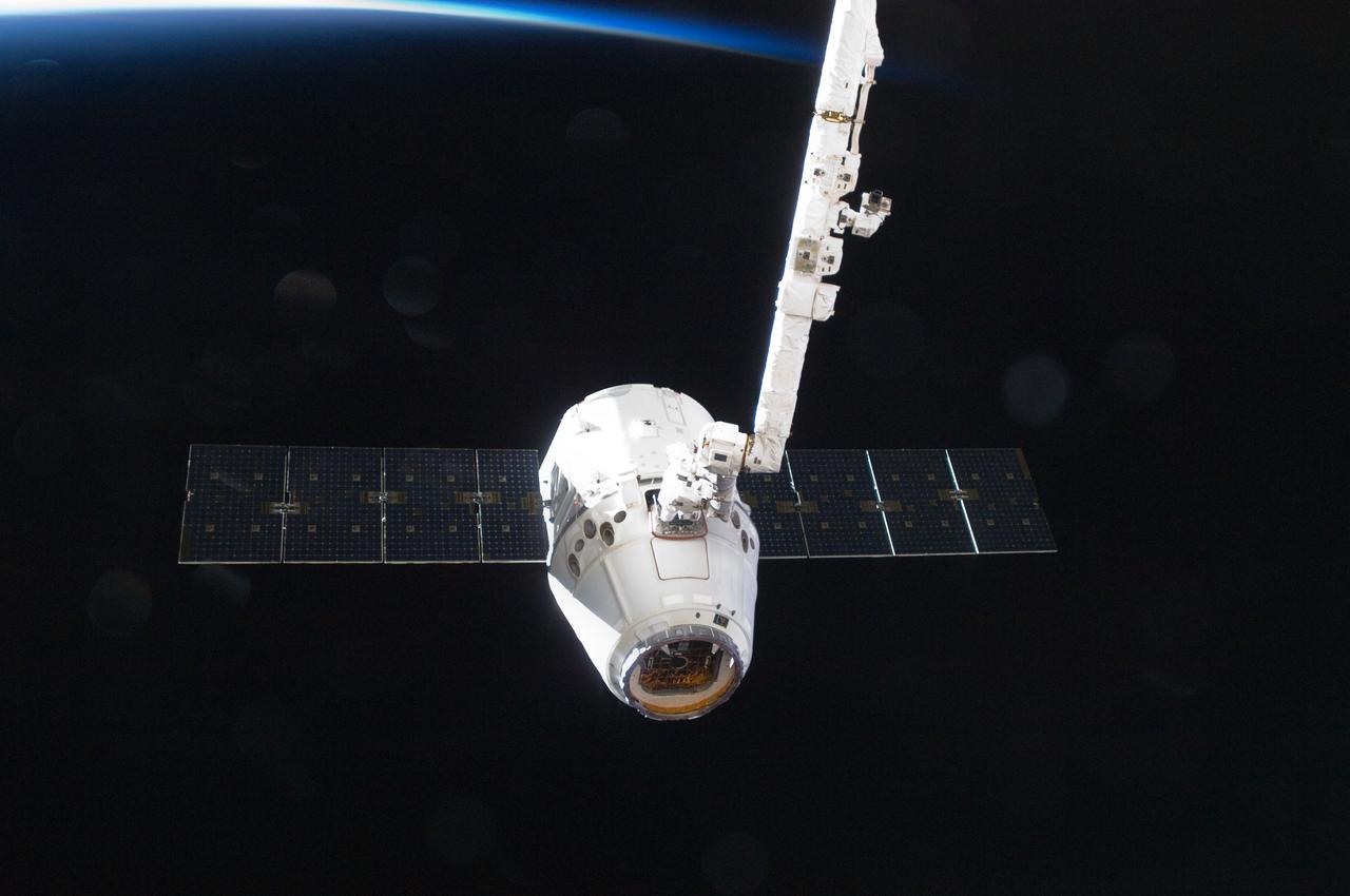 ISS031-E-079325 (31 May 2012) --- The SpaceX Dragon cargo craft is pictured just prior to being released by the International Space Station's Canadarm2 robotic arm on May 31 to allow it to head toward a splashdown in the Pacific Ocean.