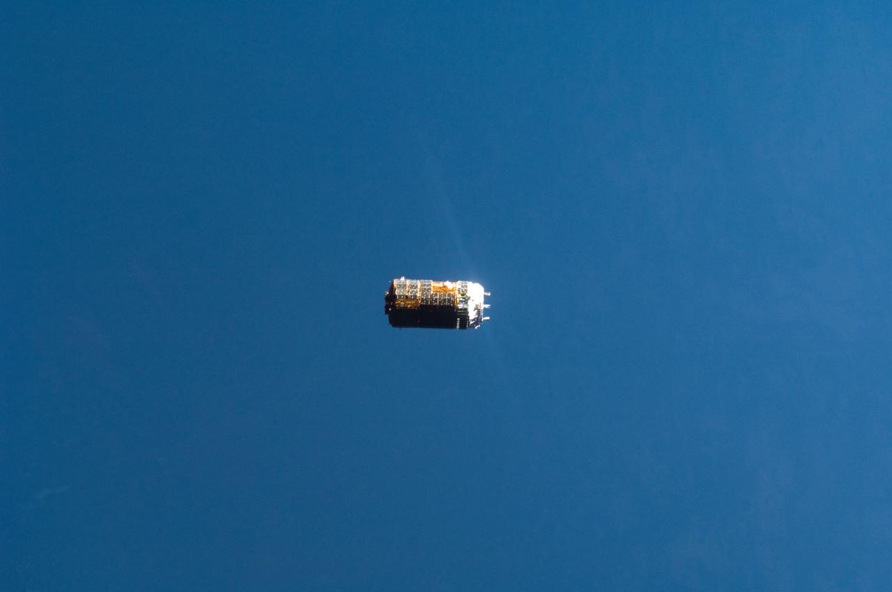 ISS032-E-009997 (27 July 2012) --- The unpiloted Japan Aerospace Exploration Agency (JAXA) H-II Transfer Vehicle (HTV-3) approaches the International Space Station. The Japan Aerospace Exploration Agency launched HTV-3 aboard an H-IIB launch vehicle from the Tanegashima Space Center in southern Japan at 10:06 p.m. EDT July 20 (11:06 a.m. July 21, Japan time). The HTV is bringing 7,000 pounds of cargo including food and clothing for the crew members, an aquatic habitat experiment, a remote-controlled Earth-observation camera for environmental studies, a catalytic reactor for the station?s water regeneration system and a Japanese cooling water recirculation pump. The vehicle will remain at the space station until Sept. 6 when, like its predecessors, it will be detached from the Harmony node by Canadarm2 and released for a fiery re-entry over the Pacific Ocean.