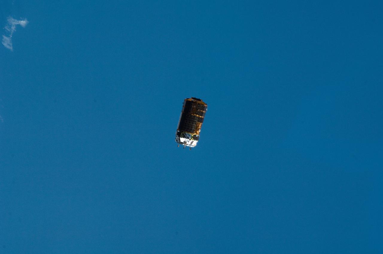 ISS032-E-010006 (27 July 2012) --- The unpiloted Japan Aerospace Exploration Agency (JAXA) H-II Transfer Vehicle (HTV-3) approaches the International Space Station. The Japan Aerospace Exploration Agency launched HTV-3 aboard an H-IIB launch vehicle from the Tanegashima Space Center in southern Japan at 10:06 p.m. EDT July 20 (11:06 a.m. July 21, Japan time). The HTV is bringing 7,000 pounds of cargo including food and clothing for the crew members, an aquatic habitat experiment, a remote-controlled Earth-observation camera for environmental studies, a catalytic reactor for the station?s water regeneration system and a Japanese cooling water recirculation pump. The vehicle will remain at the space station until Sept. 6 when, like its predecessors, it will be detached from the Harmony node by Canadarm2 and released for a fiery re-entry over the Pacific Ocean.