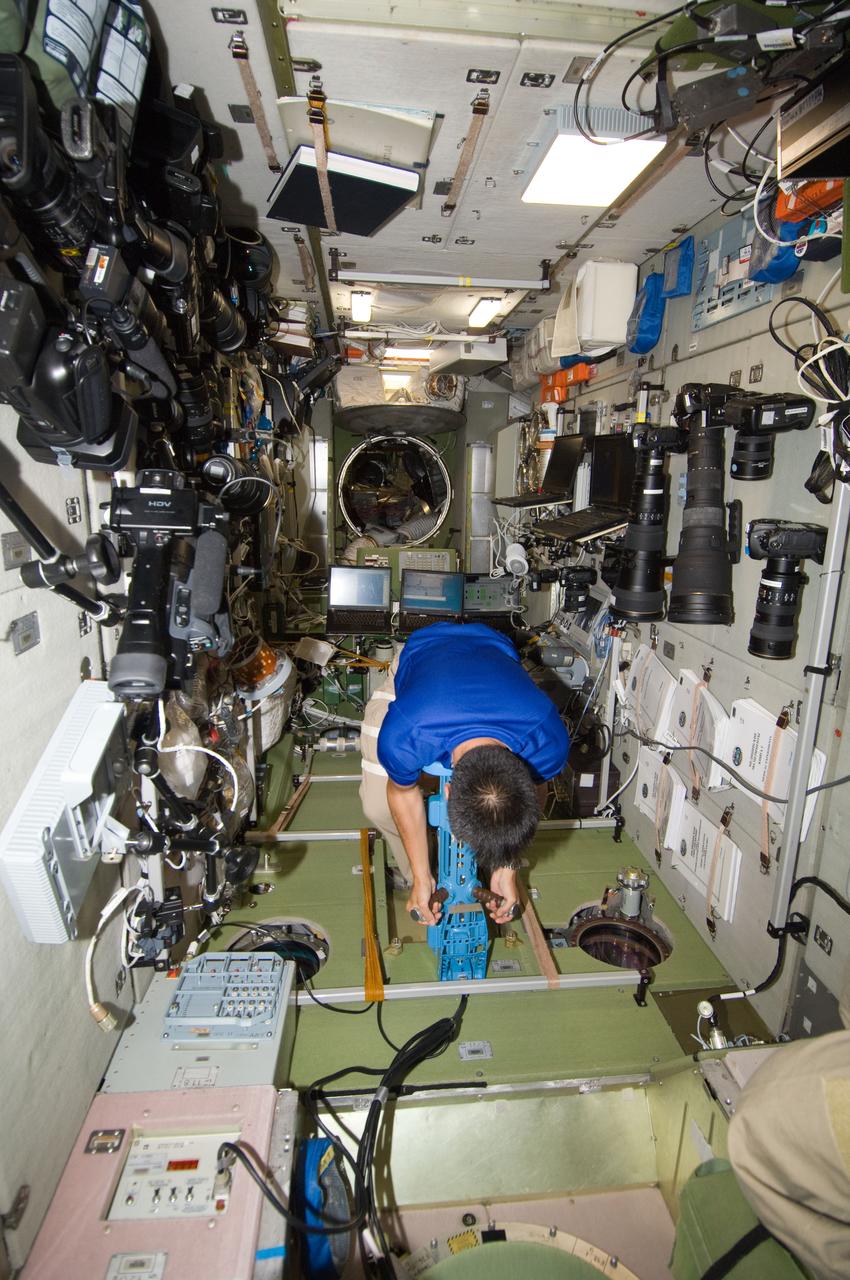 ISS032-E-010109 (27 July 2012) --- Japan Aerospace Exploration Agency astronaut Aki Hoshide, Expedition 32 flight engineer, uses a body mass measurement device (BMMD) in the Zvezda Service Module of the International Space Station.