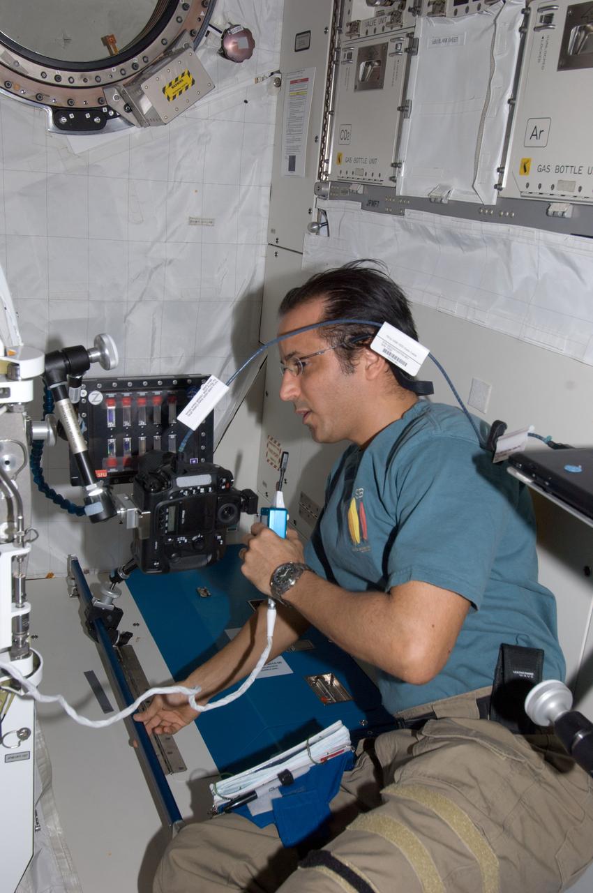 ISS032-E-014593 (6 Aug. 2012) --- NASA astronaut Joe Acaba, Expedition 32 flight engineer, conducts a session with the Binary Colloidal Alloy Test-6 (BCAT-6) experiment in the Kibo laboratory of the International Space Station.