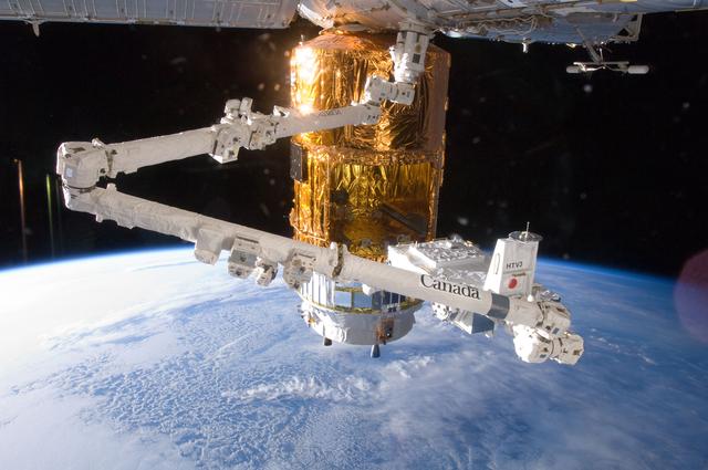 NASA image: robotic EP (Exposed Pallet) return to the HTV3 (H-II Transfer Vehicle 3).