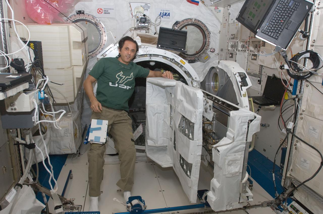 ISS032-E-022211 (21 Aug. 2012) --- NASA astronaut Joe Acaba, Expedition 32 flight engineer, is pictured near the newly assembled JEM Robotic Maneuvering System Multi-Purpose Experiment Platform (JEMRMS MPEP) in the Kibo laboratory of the International Space Station.