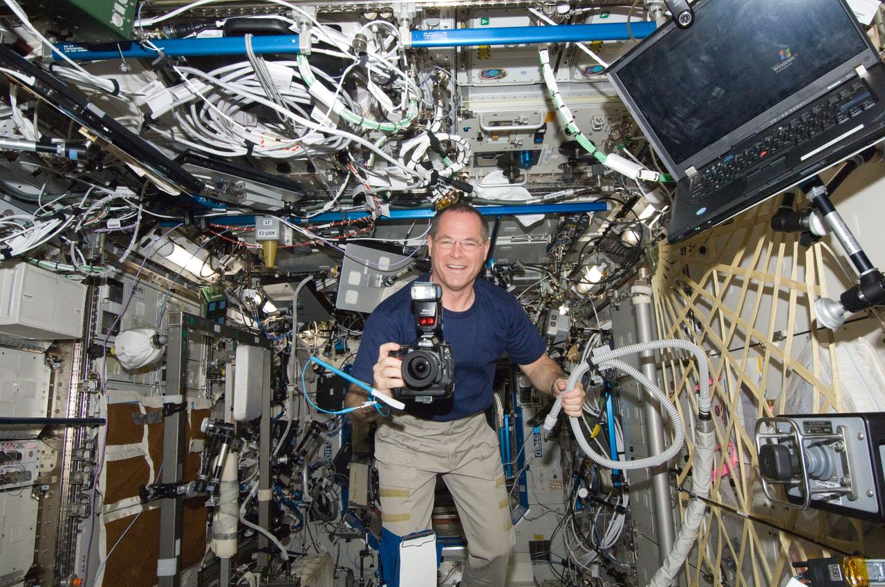 ISS033-E-016147 (26 Oct. 2012) --- NASA astronaut Kevin Ford, Expedition 33 flight engineer, smiles for a photo while holding a still camera in the Destiny laboratory of the International Space Station.